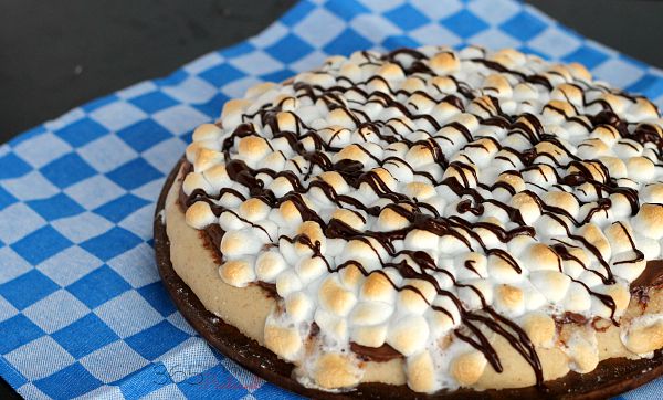 Using a graham cracker pizza crust, make this delicious s'mores dessert pizza for pizza night this week!